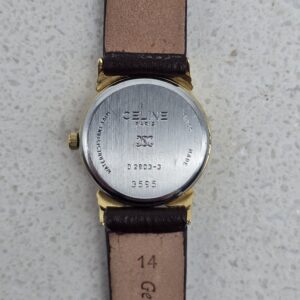 CELINE - złoty zegarek vintage z perłowym wykończeniem zbliżenie na dekiel