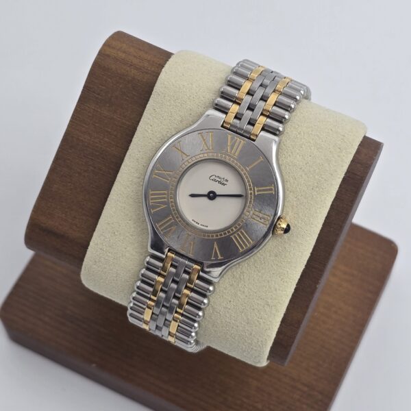 MUST DE CARTIER 21 - srebrno-złoty zegarek vintage na bransolecie na ekspozytorze
