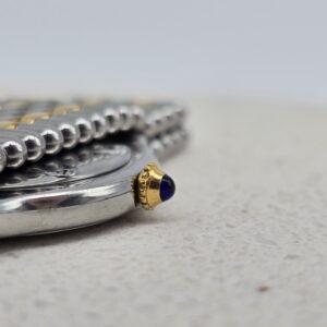 MUST DE CARTIER 21 - srebrno-złoty zegarek vintage na bransolecie zbliżenie na szafir w koronce