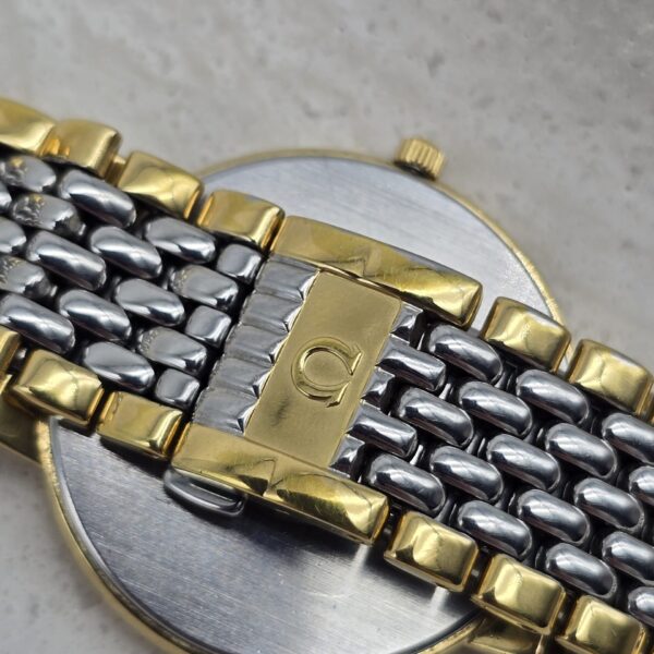 OMEGA DE VILLE - złocony zegarek vintage na bransolecie zbliżenie na zapięcie