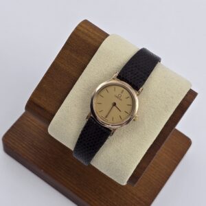 OMEGA DE VILLE - delikatny złoty zegarek vintage na ekspozytorze