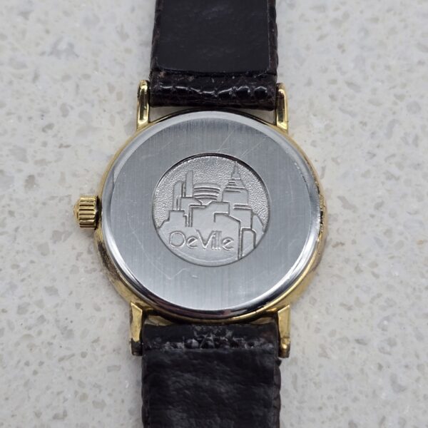 OMEGA DE VILLE - delikatny złoty zegarek vintage zbliżenie na dekiel