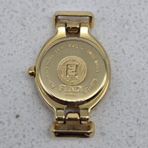 FENDI 640L - owalny złoty zegarek vintage zbliżenie na tył