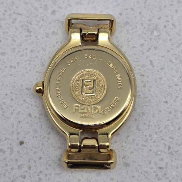 FENDI 640L - owalny złoty zegarek vintage zbliżenie na tył