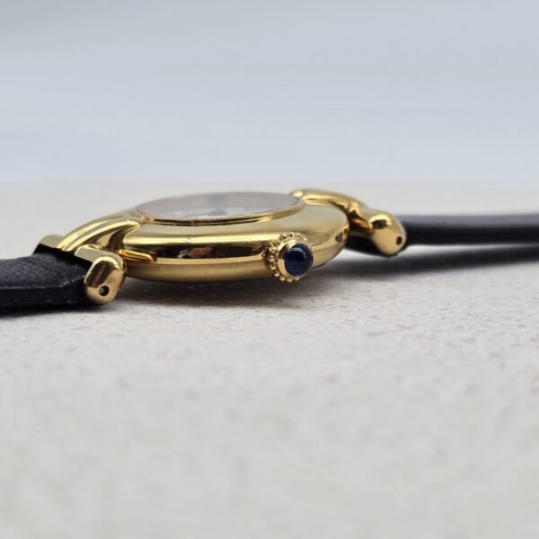 CARTIER - złoty delikatny zegarek vintage zbliżenie na szafir w koronce