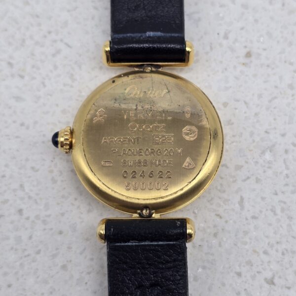 CARTIER - złoty delikatny zegarek vintage zbliżenie na tył