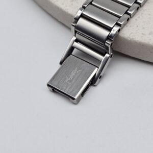 YSL - srebrny zegarek vintage na bransolecie zbliżenie na zapięcie