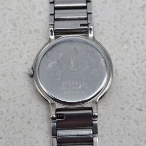 YSL - srebrny zegarek vintage na bransolecie zbliżenie na tył