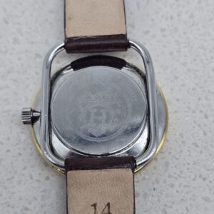 HERMÈS ARCEAU - zegarek vintage na brązowym pasku zbliżenie na tył