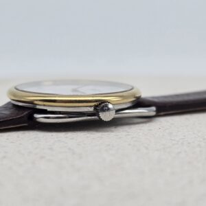 HERMÈS ARCEAU - zegarek vintage na brązowym pasku zbliżenie na koronkę