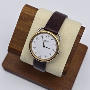 HERMÈS ARCEAU - zegarek vintage na brązowym pasku na ekspozytorze