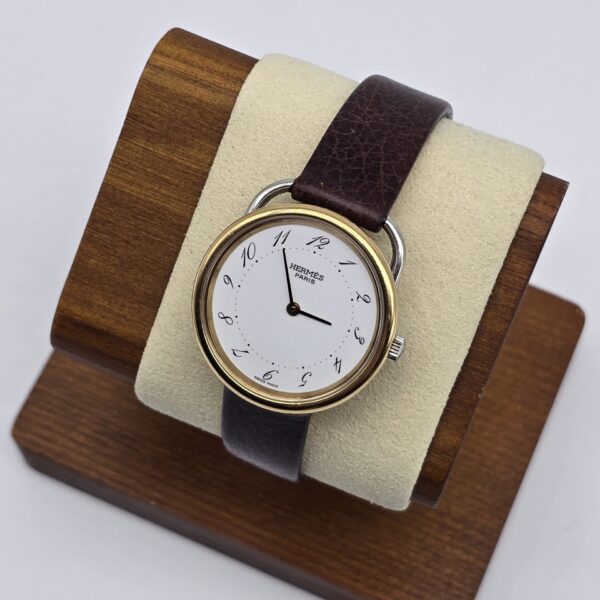 HERMÈS ARCEAU - zegarek vintage na brązowym pasku na ekspozytorze