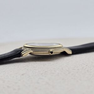 YSL - klasyczny złoty zegarek vintage na czarnym pasku zbliżenie na koronkę