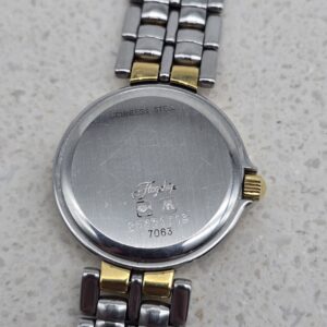 LONGINES - zegarek vintage na bransolecie zbliżenie na dekiel