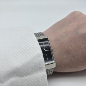 YSL - srebrny zegarek vintage na ręce z bliska