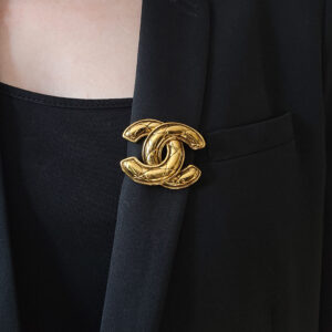 CHANEL - złota broszka vintage CC na modelce