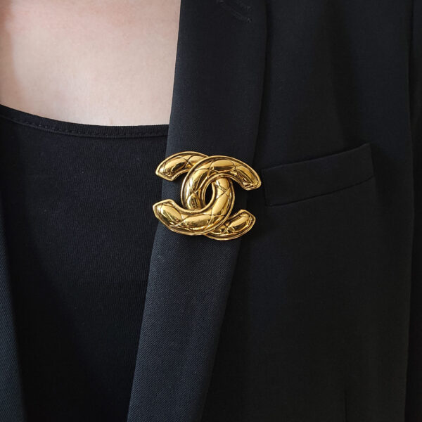 CHANEL - złota broszka vintage CC na modelce