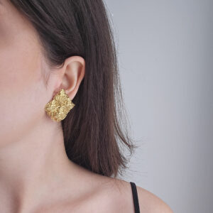 YSL - złote bogato zdobione klipsy vintage na modelce