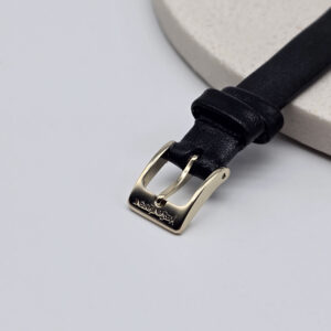 YSL - klasyczny złoty zegarek vintage na czarnym pasku zbliżenie na klamerkę