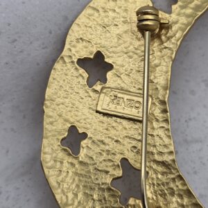 KENZO - złota broszka vintage zbliżenie na tył