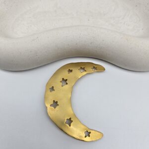 KENZO - złota broszka vintage przy stojaku