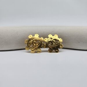 CHANEL - złote klipsy vintage z logowaniem widok z dali