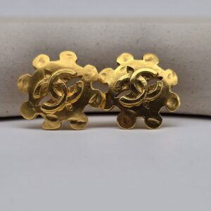 CHANEL - złote klipsy vintage z logowaniem widok z bliska