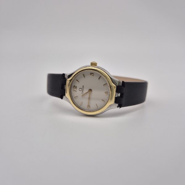 OMEGA - kwarcowy zegarek vintage na boku