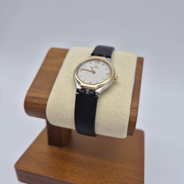 OMEGA - kwarcowy zegarek vintage na stojaku