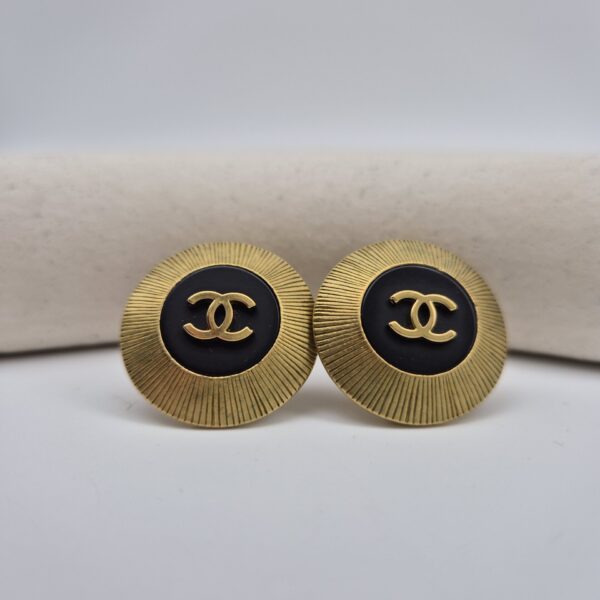 CHANEL - klipsy vintage z logo zblizenie na przód
