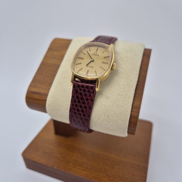 OMEGA De Ville - mechaniczny zegarek vintage 1979 r. na stojaku