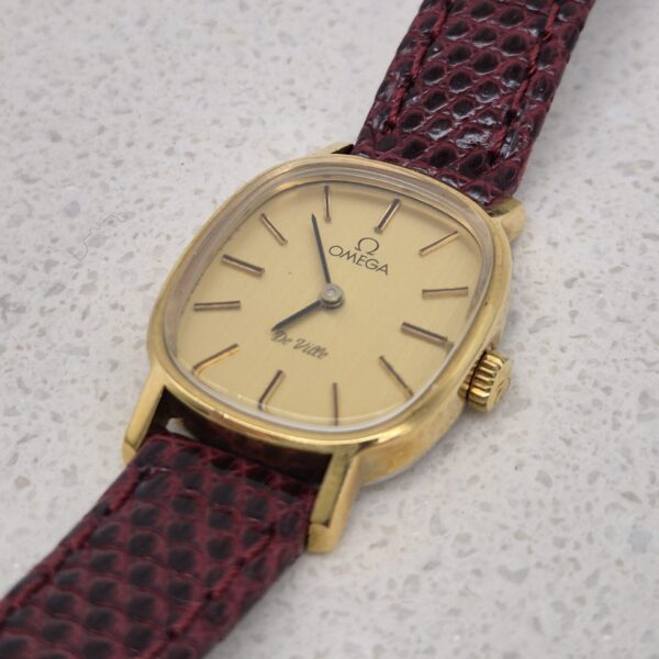 OMEGA De Ville - mechaniczny zegarek vintage 1979 r. z bliska