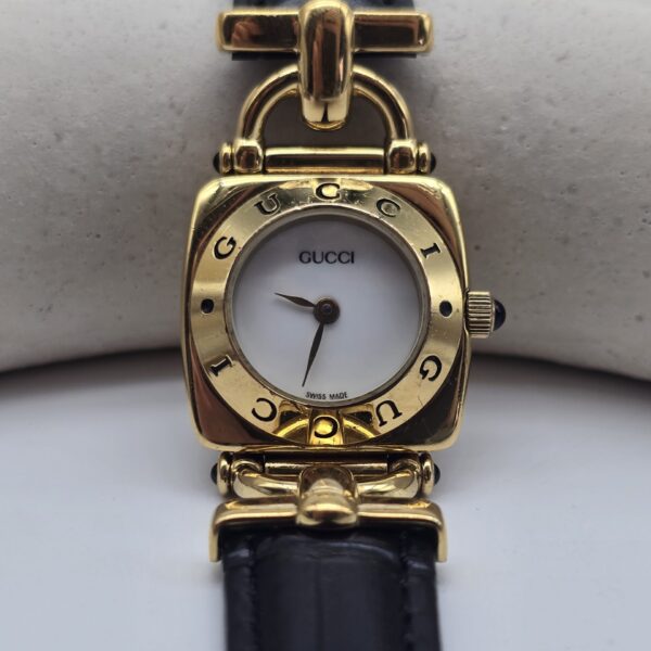 GUCCI - złoty zegarek vintage zbliżenie