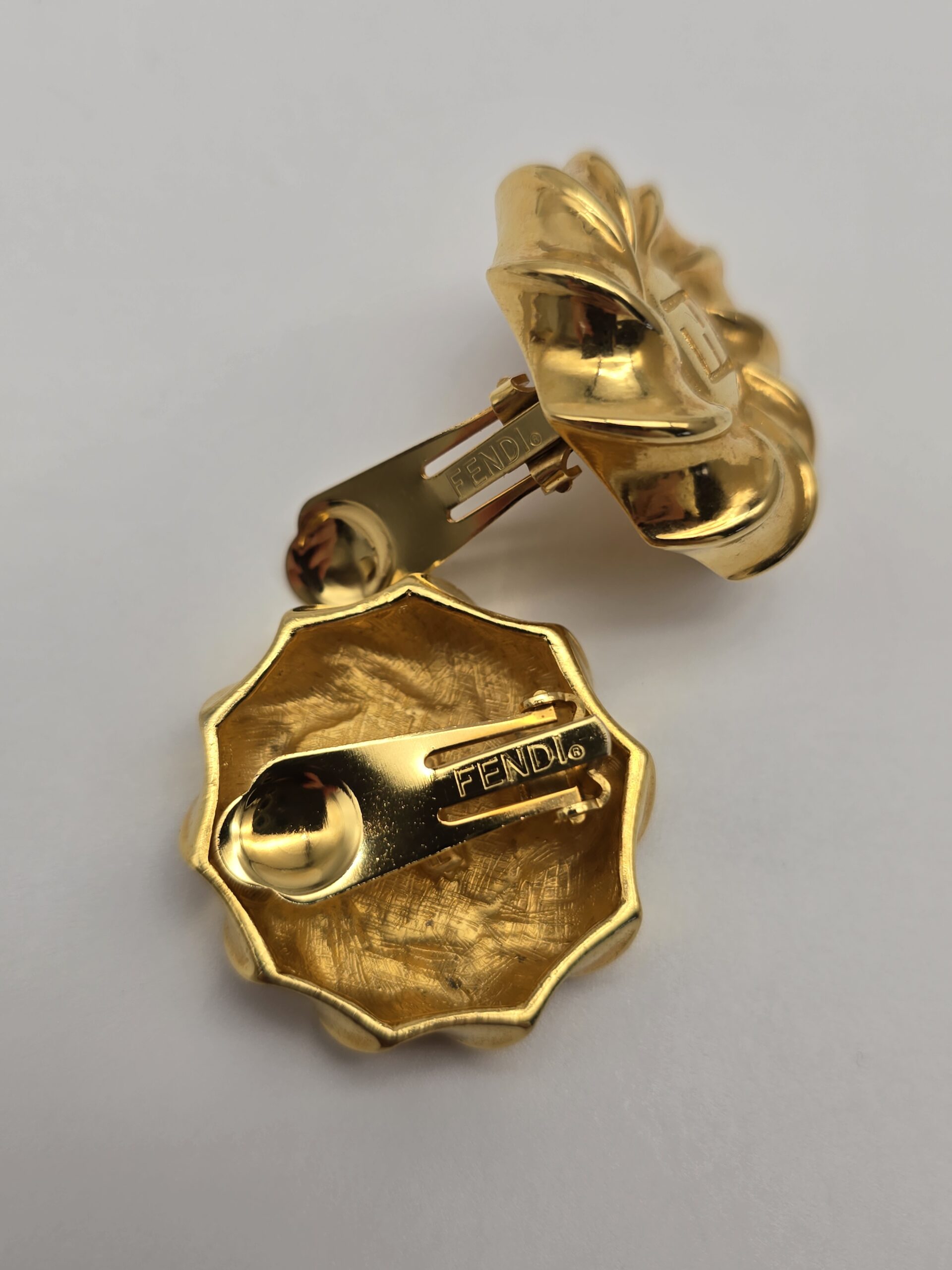 FENDI - duże złote klipsy vintage logo