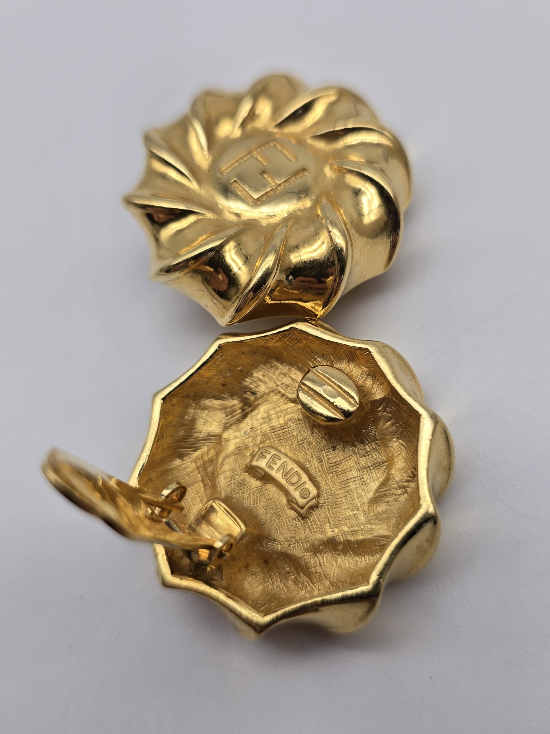 FENDI - duże złote klipsy vintage logo zbliżenie