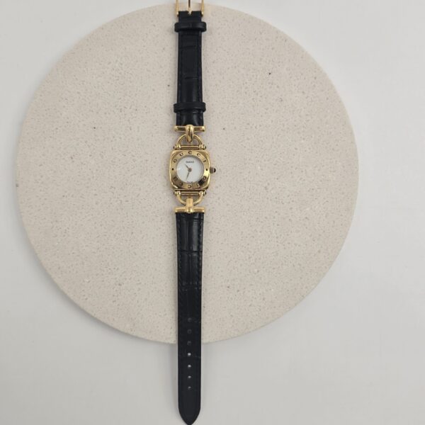 GUCCI - złoty zegarek vintagewidok z góry