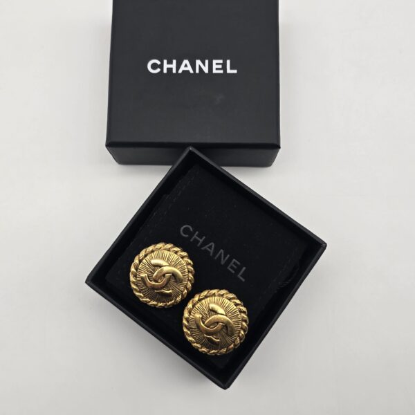 CHANEL - złote klipsy vintage z logowaniem w pudełku