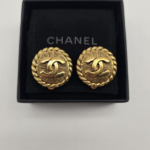 CHANEL - złote klipsy vintage z logowaniem na pudełku