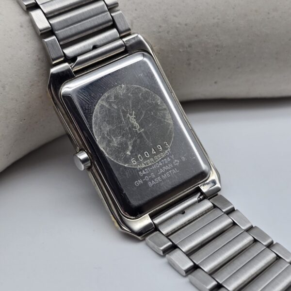 YVES SAINT LAURENT – geometryczny zegarek vintage zbliżenie dekiel