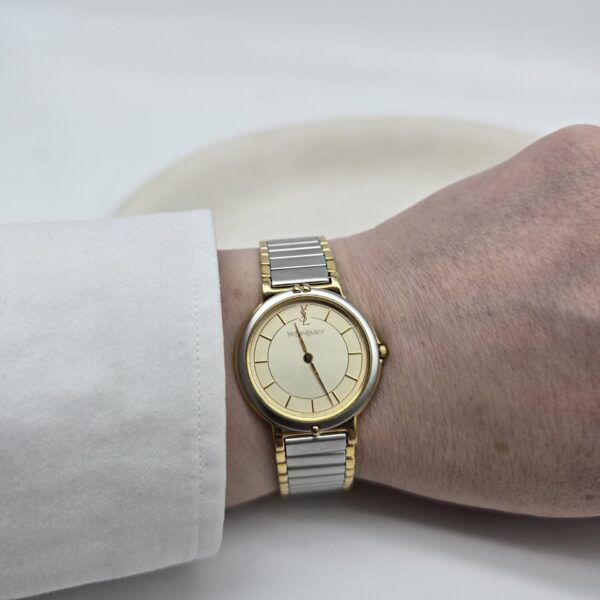 YVES SAINT LAURENT – minimalistyczny zegarek z lat 90 na rece