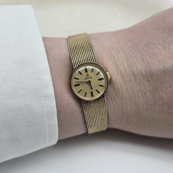 OMEGA - złoty zegarek mechaniczny vintage na ręce