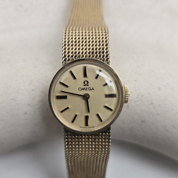 OMEGA - złoty zegarek mechaniczny vintage widok z przodu