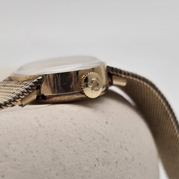 OMEGA - złoty zegarek mechaniczny vintage z boku