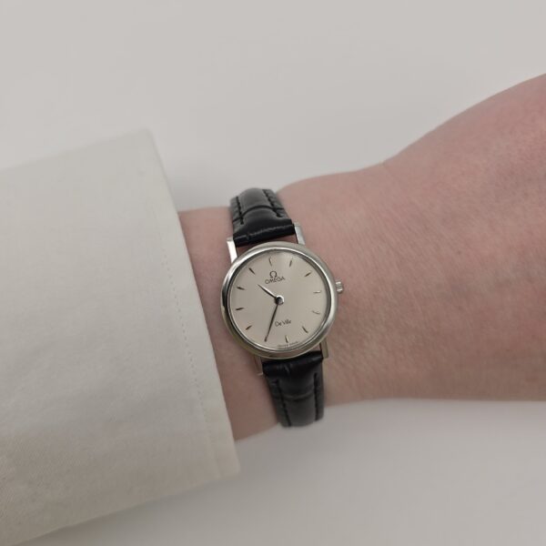 OMEGA De Ville - srebrny zegarek vintage na czarnym pasku na ręce