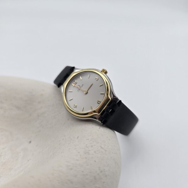 OMEGA - kwarcowy zegarek vintage na podkładce