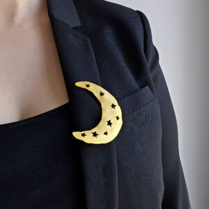 KENZO - złota broszka vintage na modelce