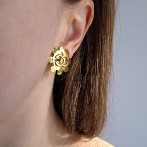 CHANEL - złote klipsy vintage z logowaniem na uchu