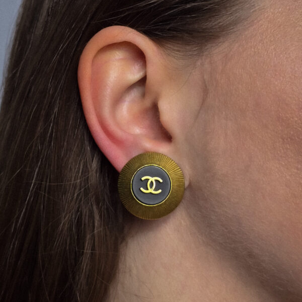CHANEL - klipsy vintage z logo na uchu