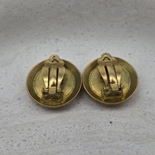 CHANEL - klipsy vintage z logo oba tył