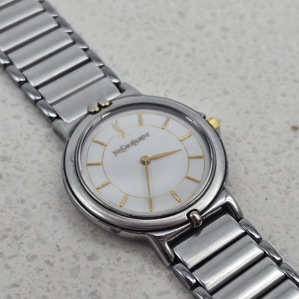 YSL - srebrny zegarek vintage zbliżenie